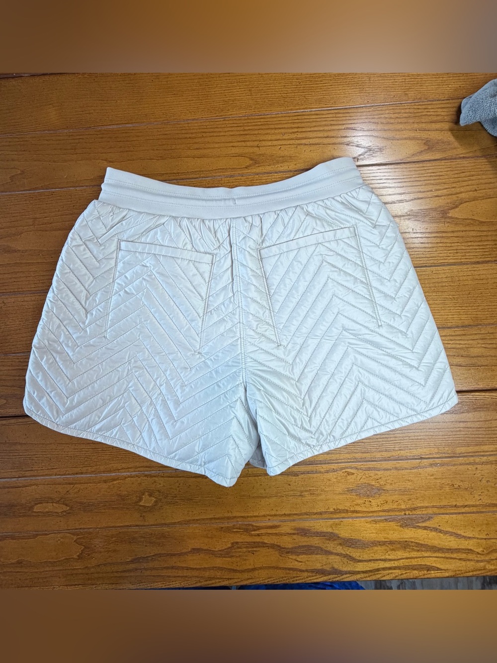 Athleta Quilted Chevron Drawstring Shorts – Size 4 (Cream) 🤍